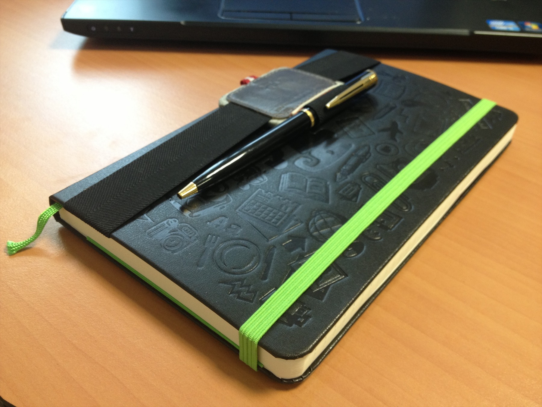 Zápisník Moleskine s perem na stole